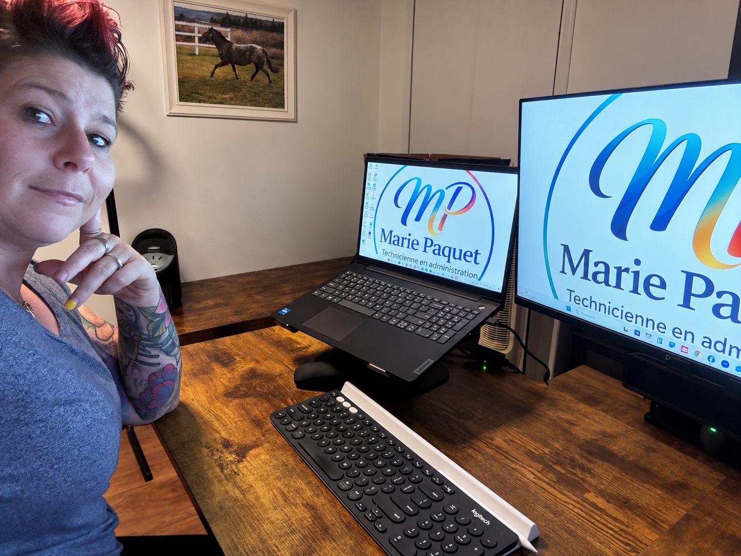 Marie dans son espace de travail, avec son ordinateur et ses outils administratifs